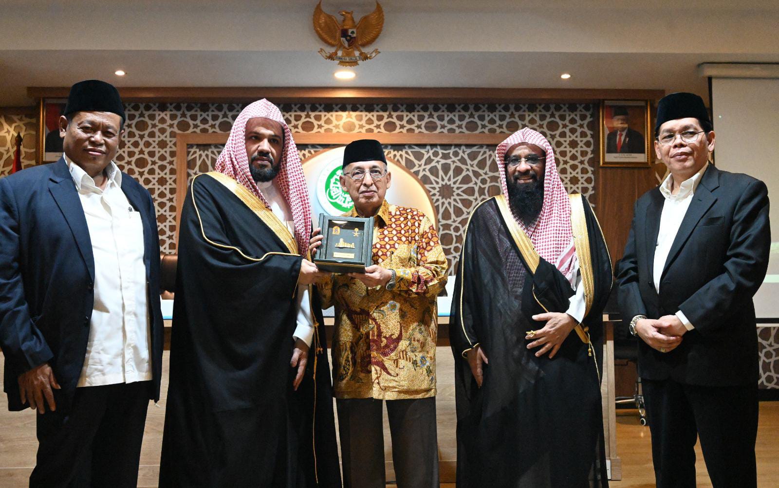 Imam Besar Masjid Nabawi Ahmed Bin Ali Hudzaifi Berkunjung ke Kantor MUI Pusat Imam Besar Masjid Nabawi Ahmed Bin Ali Hudzaifi Berkunjung ke Kantor MUI Pusat