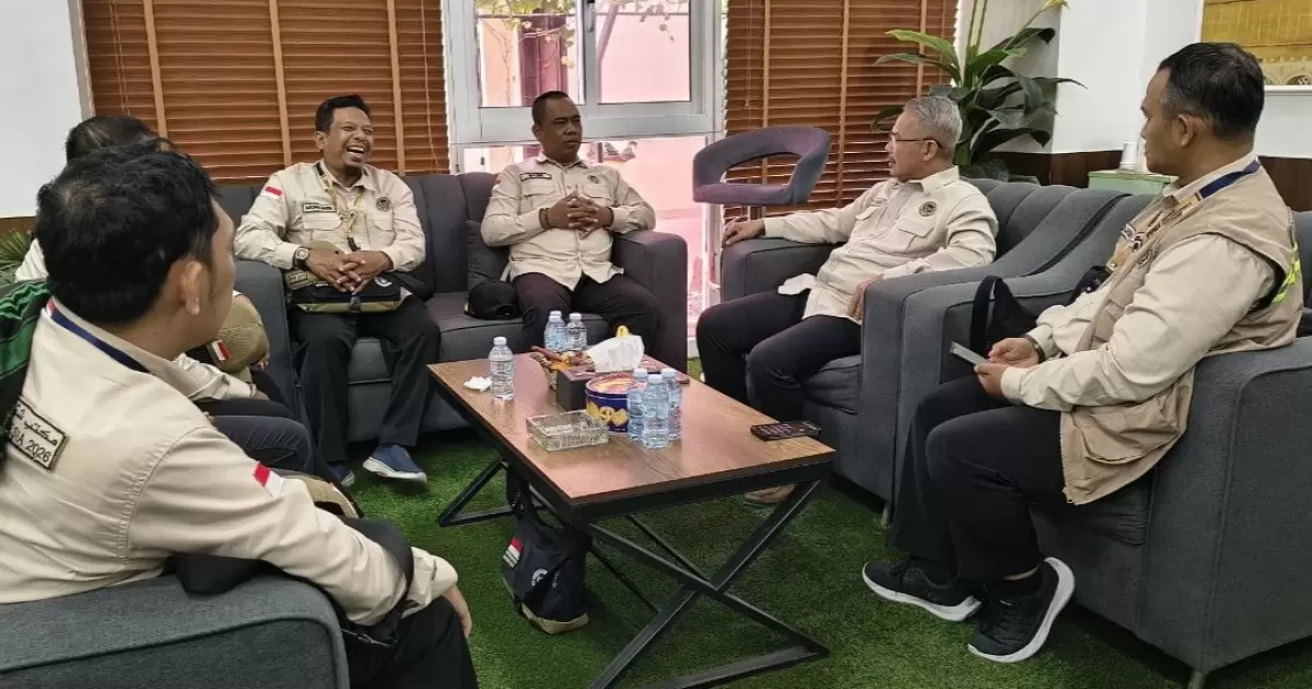Kepala KUH Jeddah Zakaria Anshori (dua dari kanan)