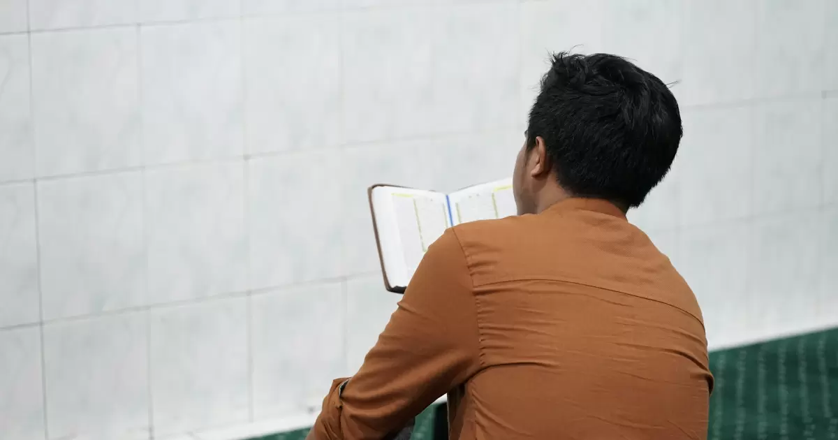 Ilustrasi mualaf mengaji Alquran - Photo by Taliwang Mengaji on Unsplash
