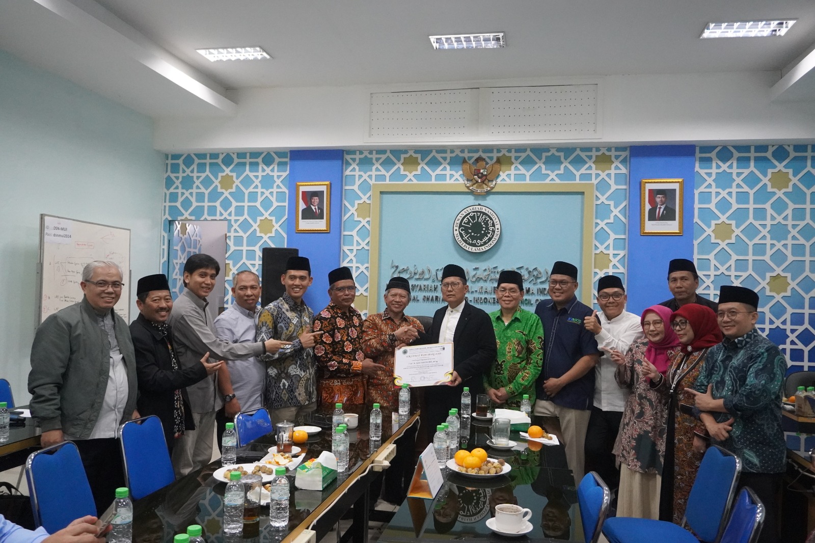 Serah Terima Jabatan, KH Cholil Nafis Gantikan Prof Hasanudin sebagai Ketua Badan Pengurus DSN-MUI