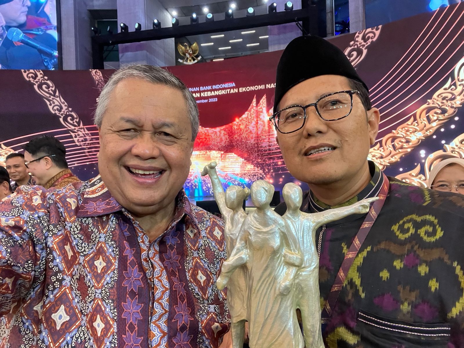 Sukses Gerakkan Perekonomian Syariah dan Pesantren, Kiai Cholil Sabet Penghargaan BI Award