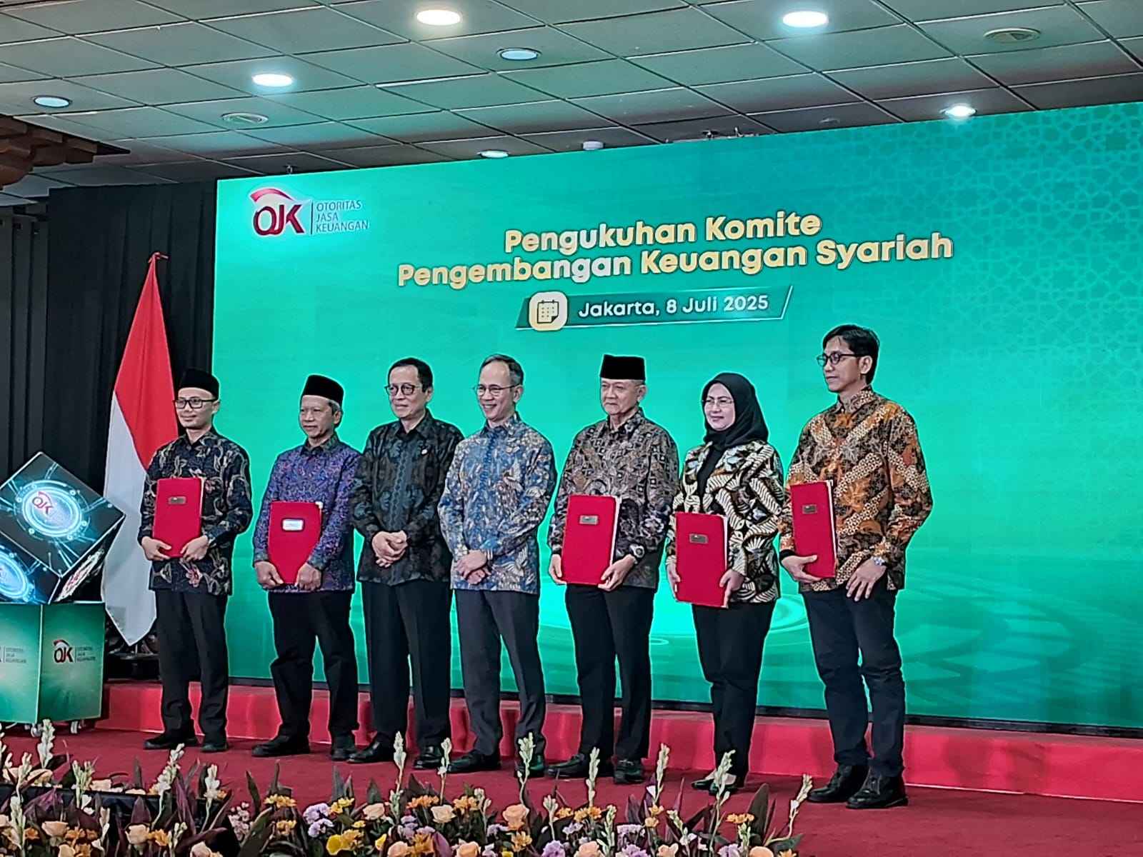 3 Pimpinan MUI Dikukuhkan Sebagai Dewan Pengurus Komite Pengembangan Keuangan Syariah 3 Pimpinan MUI Dikukuhkan Sebagai Dewan Pengurus Komite Pengembangan Keuangan Syariah