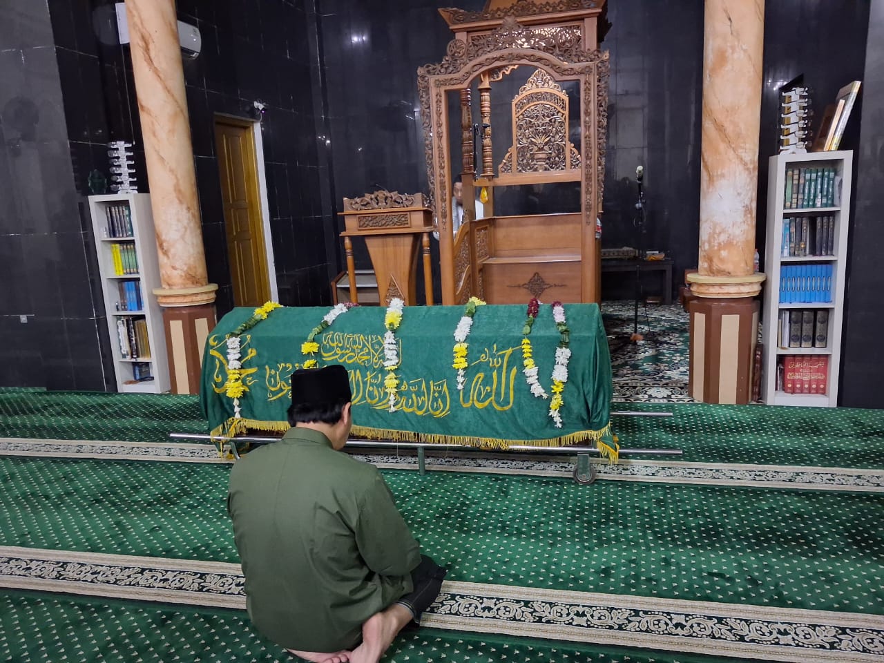 Sang Putra Menjadi Imam Shalat Jenazah KH Lukmanul Hakim di Masjid Jami Nurussalam Vila Ciomas Indah Bogor