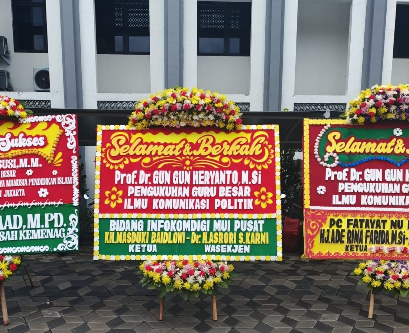 Karangan Bunga Sejumlah Tokoh Ramaikan Pengukuhan Pimpinan Infokomdigi MUI Jadi Profesor