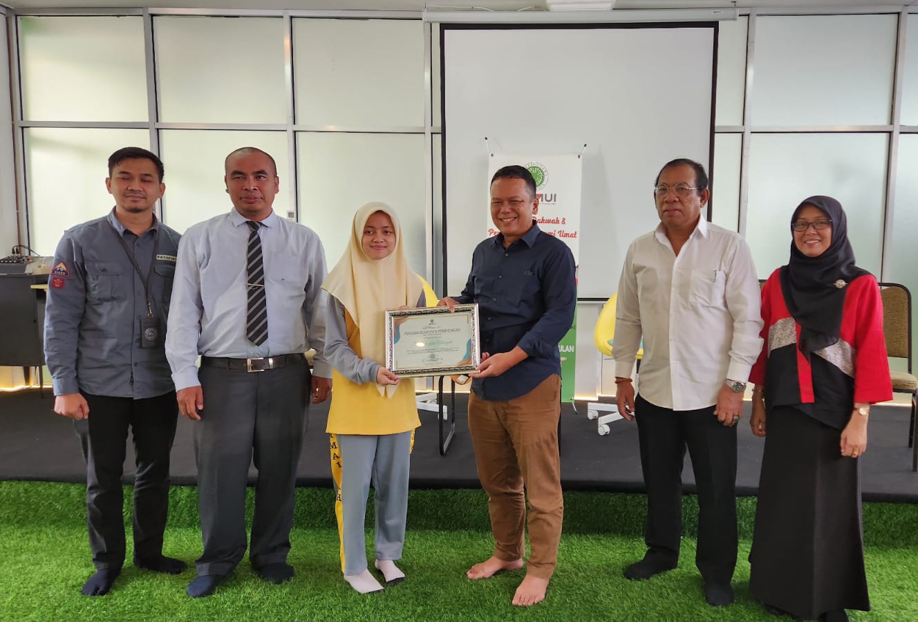 Lembaga Wakaf MUI Salurkan Beasiswa dari Wakif dan Donatur