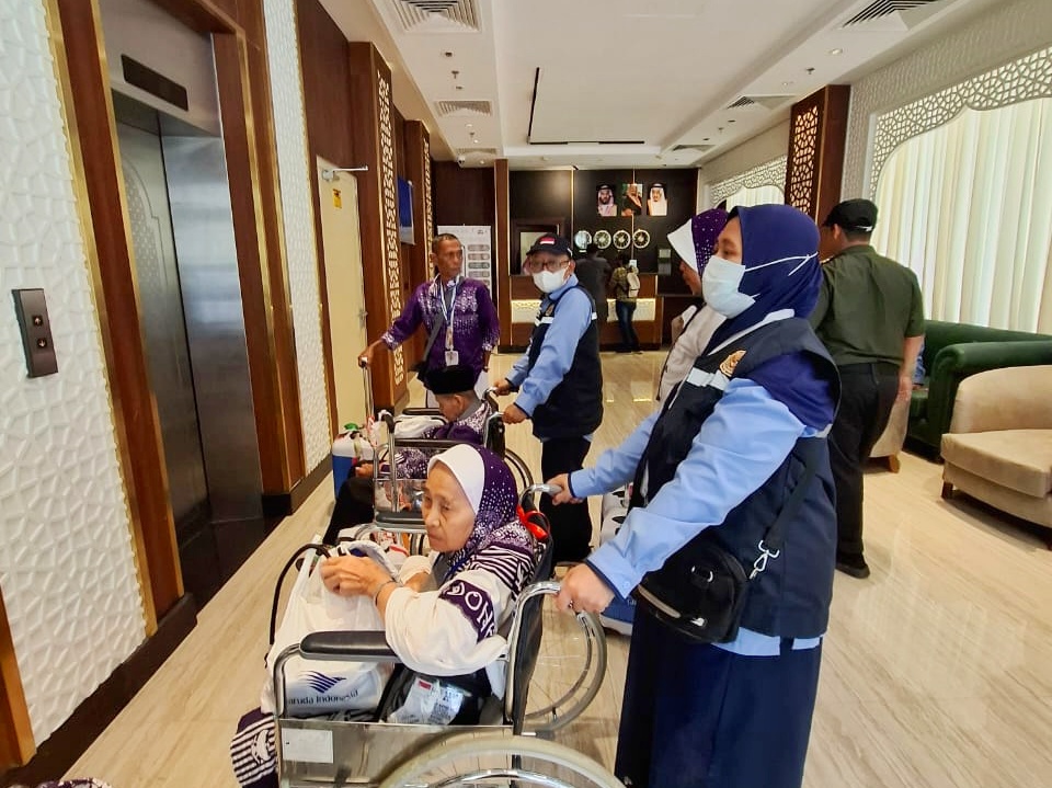 Berhaji Pakai Kursi Roda Karena Disabilitas Bahasa