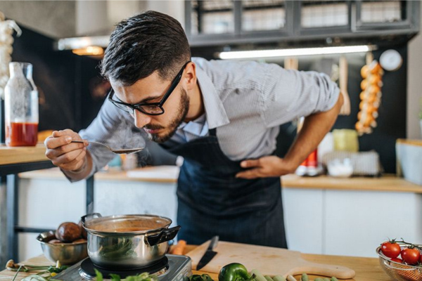 Hukum Mencicipi Masakan Sebelum Tiba Waktu Berbuka