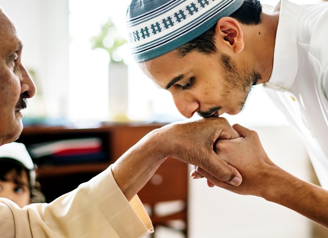 Bolehkah Menunduk ke Ulama Saat Bertatap Muka? Begini Penjelasan Komisi Fatwa Jatim