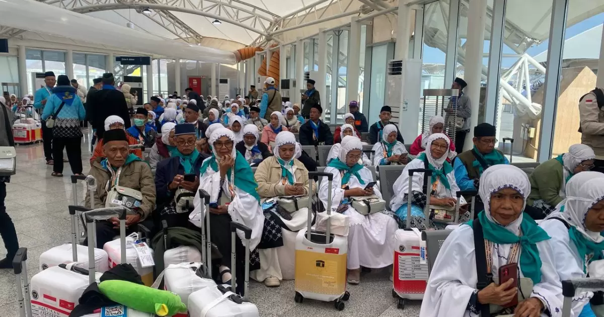 Jamaah Memakai Kartu Nusuk