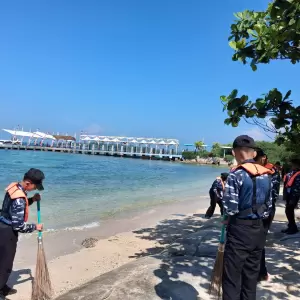 Praktikkan Hadis Nabi SAW, Peserta Pesantren Kilat TNI AL Bersihkan Pantai dan Masjid Pulau Untung Jawa