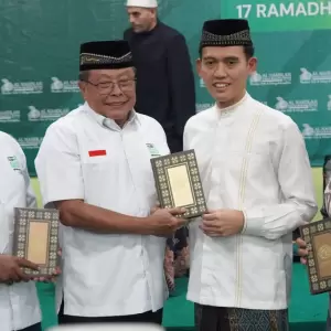Komitmen Peduli, Pesantren An-Nahdlah Santuni Anak Yatim dan Wakafkan 1.000 Mushaf Alquran