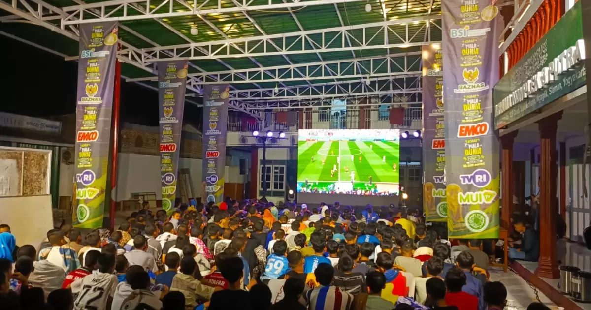 Sorak-sorai Santri Sunan Pandanaran saat Nobar Piala Dunia Bareng MUI TV