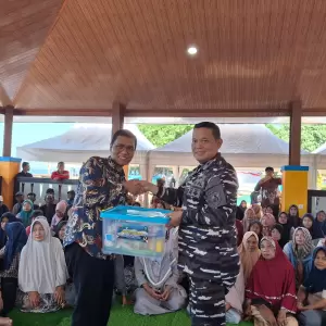 Pesantren Kilat Ramadhan TNI AL Bagikan 400 Paket Sembako Bagi Warga Pulau Untung Jawa