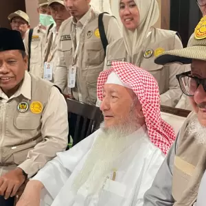 Nazir Waqaf Baitul Asyi, Dr. Syaikh Abdul Latif Muhammad Baltu (Tengah)