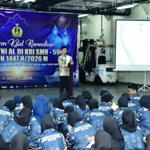 Di Atas Kapal Perang KRI SMR-594, Wasekjen MUI Ajak Jadikan Shalat Kunci Kesuksesan