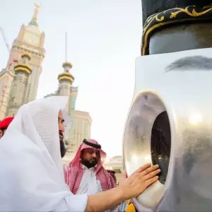 Doa saat Menyentuh dan Mencium Hajar Aswad