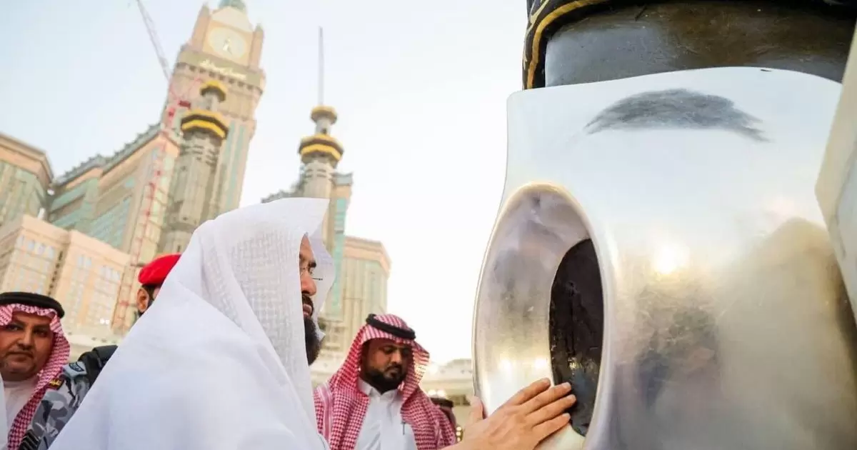 Doa saat Menyentuh dan Mencium Hajar Aswad