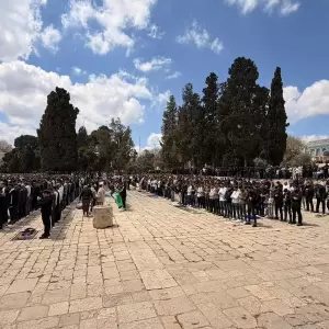 Ratusan Ribu Umat Muslim Beribadah di Al-Aqsa dengan Penuh Haru