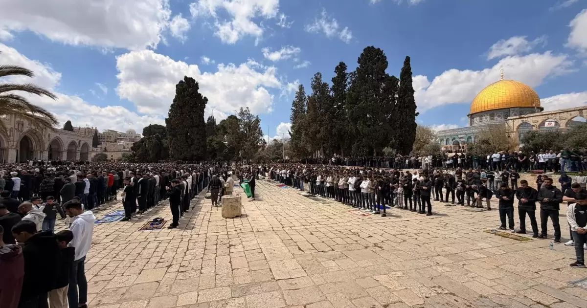 Ratusan Ribu Umat Muslim Beribadah di Al-Aqsa dengan Penuh Haru