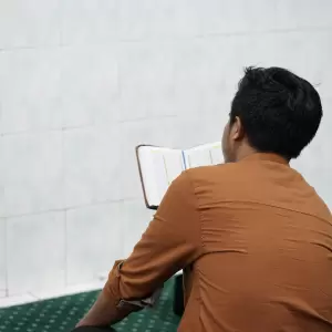 Ilustrasi mualaf mengaji Alquran - Photo by Taliwang Mengaji on Unsplash