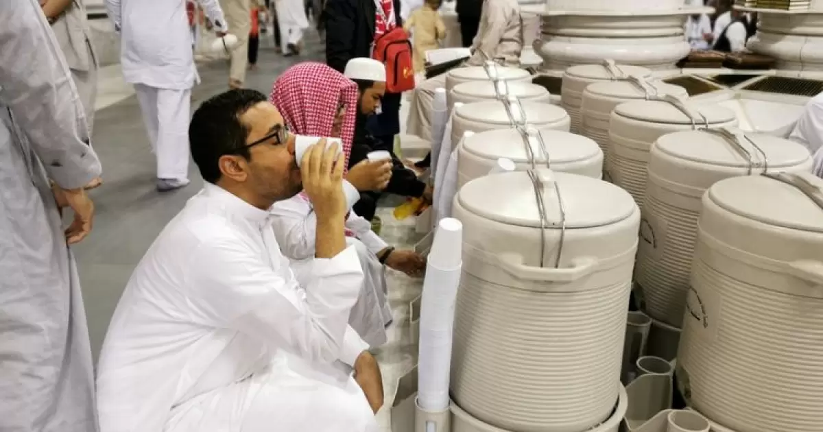 Minum Air Zamzam