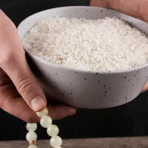 Khutbah Jumat: Zakat yang Membersihkan dan Mensucikan