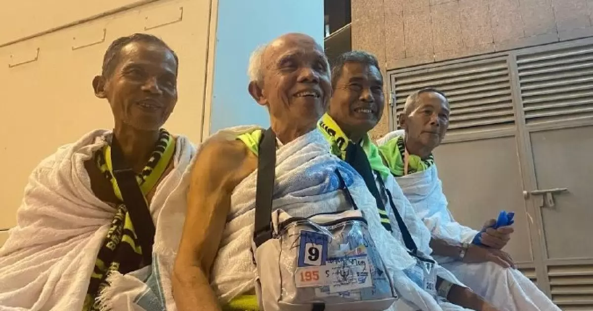 Zainudin (tengah)