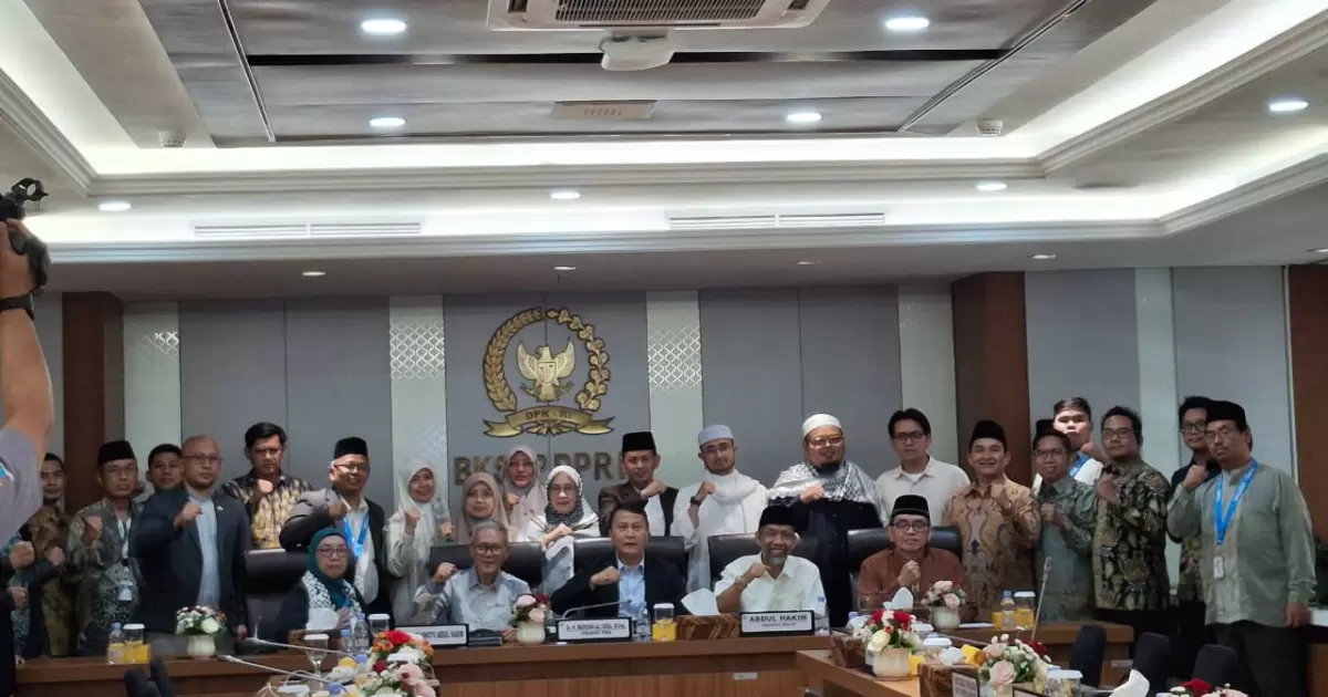Ketua MUI Ajak Warga Pasang Bendera Setengah Tiang, Tanda Protes Kehadiran Andrea Bocelli