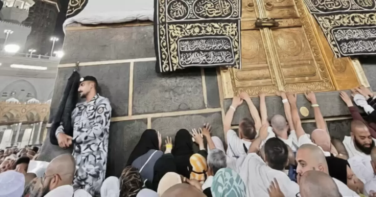 Doa dan Amalan saat Berada di Multazam, Tempat di Antara Pintu Ka’bah dan Hajar Aswad