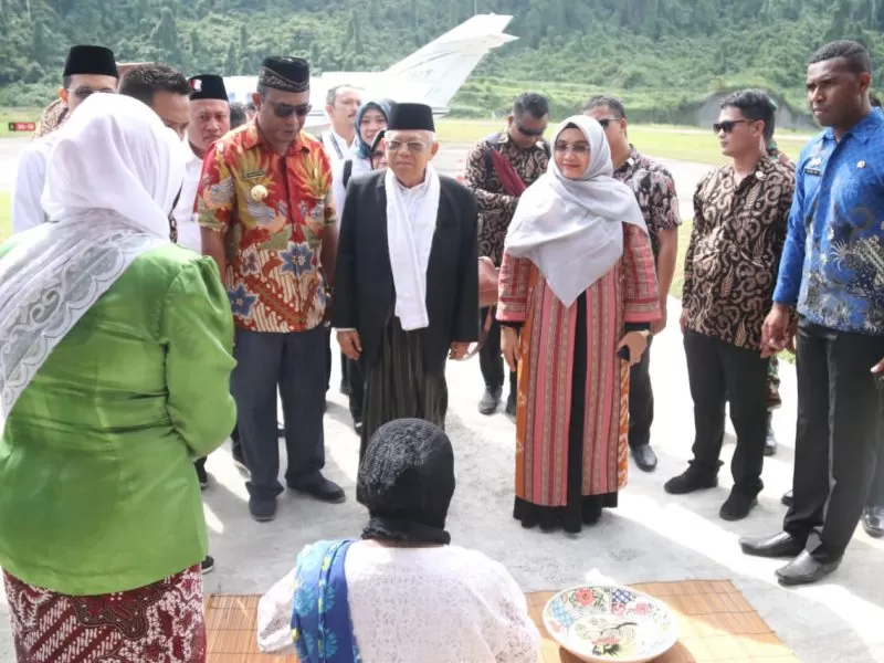 Peserta Rakernas IV MUI Disambut Prosesi Injak Piring di Raja Ampat.
