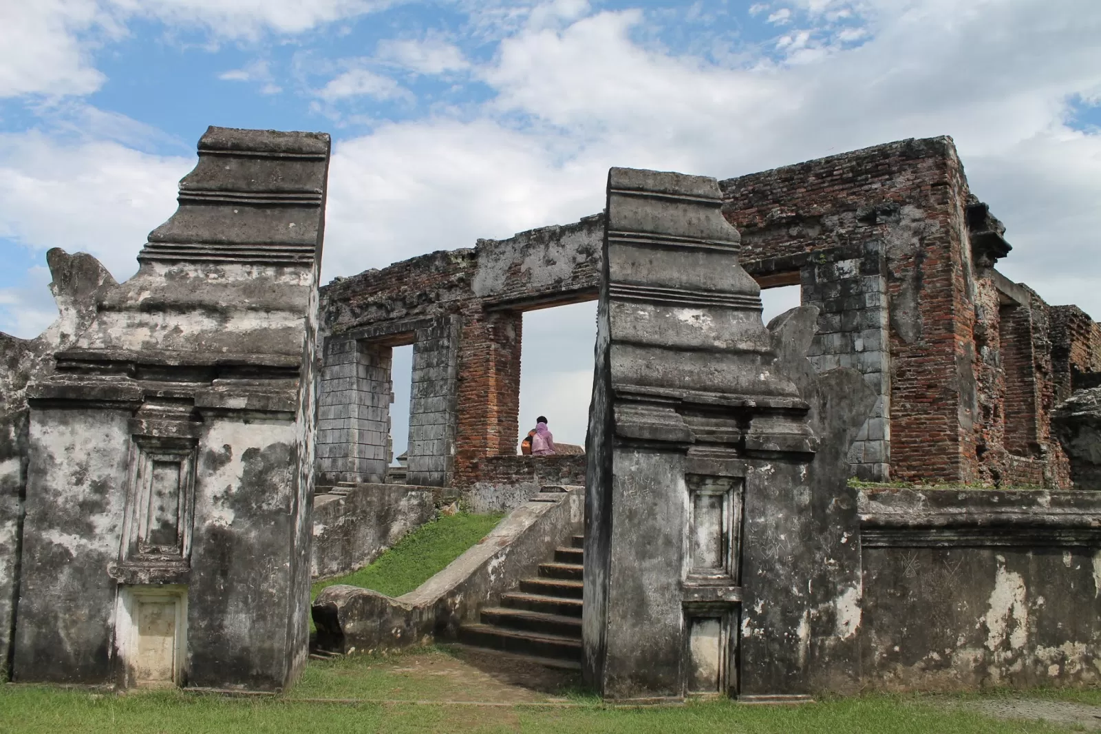 Di Balik Puing-Puing Banten Lama
