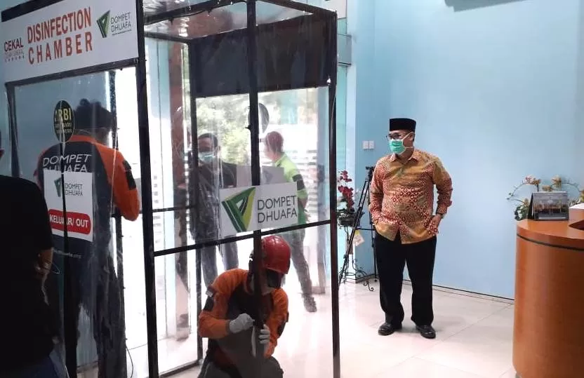 ARBI-Dompet Dhuafa Pasang Bilik Sterilisasi di Kantor MUI