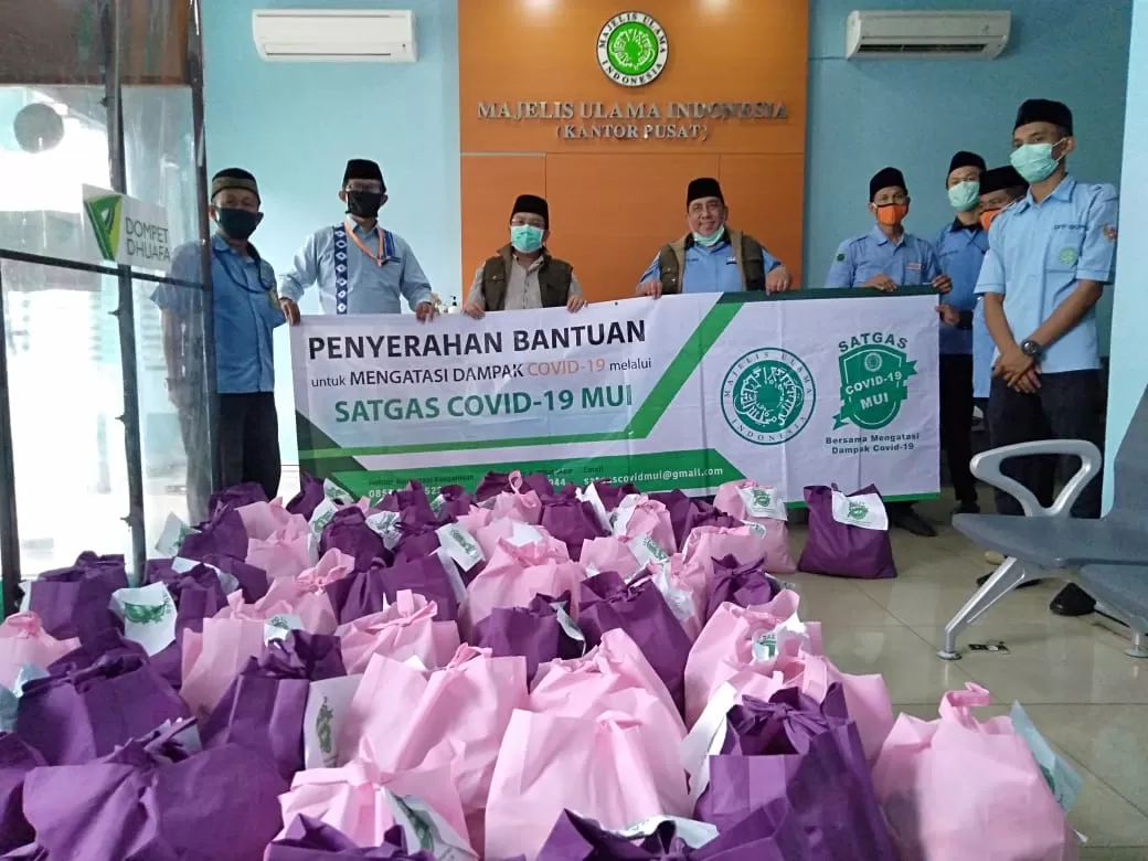 Satgas Covid-19 MUI Salurkan Ratusan Paket Sembako