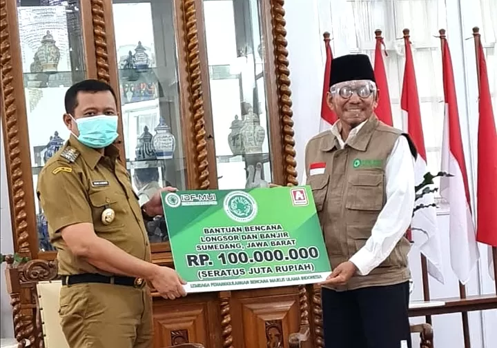 LPB MUI Serahkan Bantuan Senilai Rp 100 Juta untuk Korban Longsor Sumedang