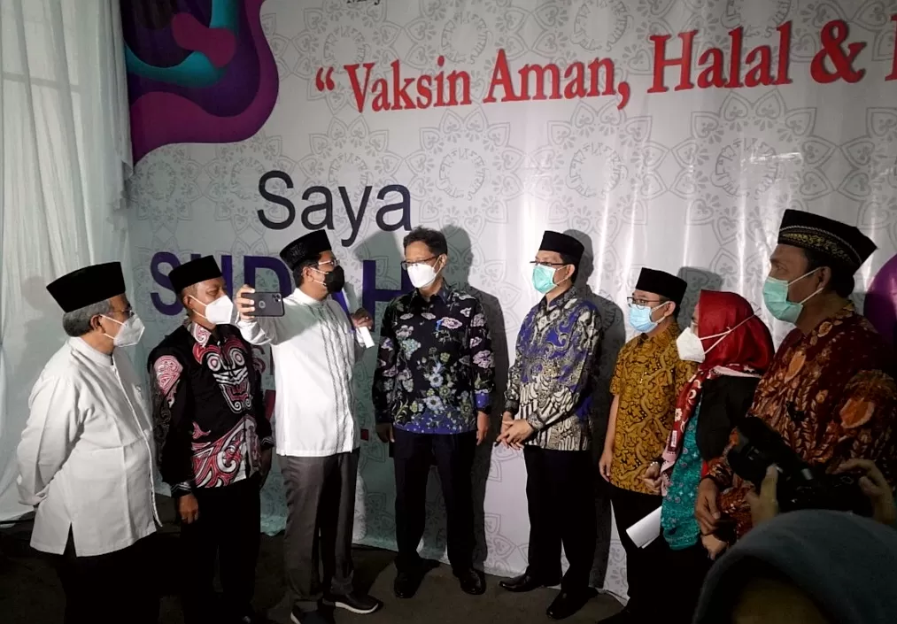 Di Vaksinasi MUI, Menkes Minta Masyarakat Bersabar