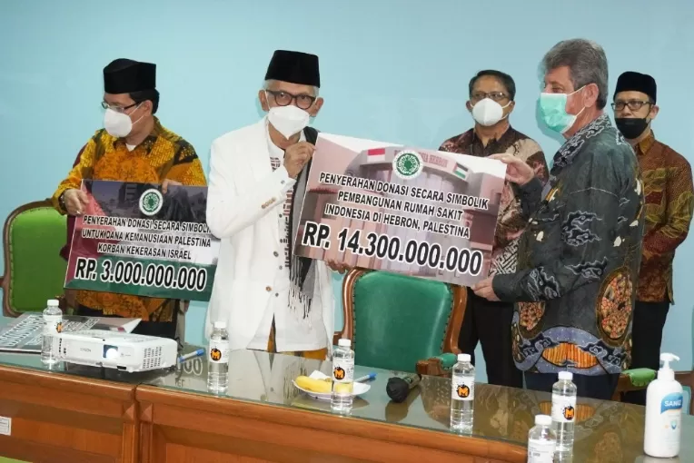 Ketum MUI Serahkan Donasi Rp22,3 M dari Rakyat Indonesia untuk Palestina