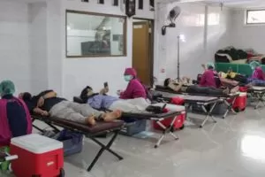 Komisi Ukhuwah MUI Bali Gelar Donor Darah Sekaligus Distribusikan Bantuan Beras Bagi Warga Denpasar
