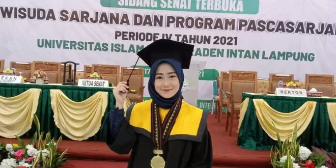 Inspiratif ! Wisudawan Terbaik FS, Hasmita : Alhamdulillah Membuat Bangga Orang Tua, Suami dan Keluarga