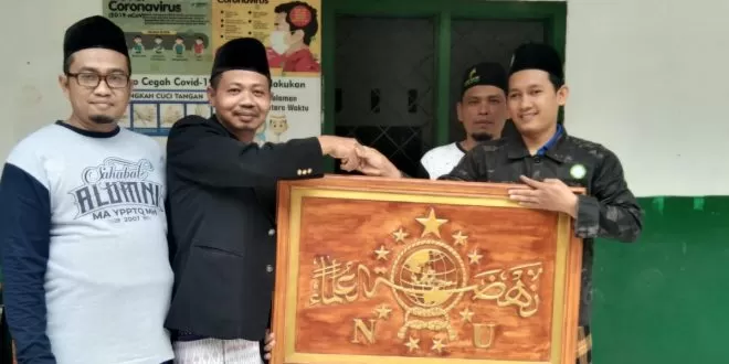 Ungkapan terimakasih, PC JRA serahkan logo NU ke Pengasuh Ponpes Nashihuddin