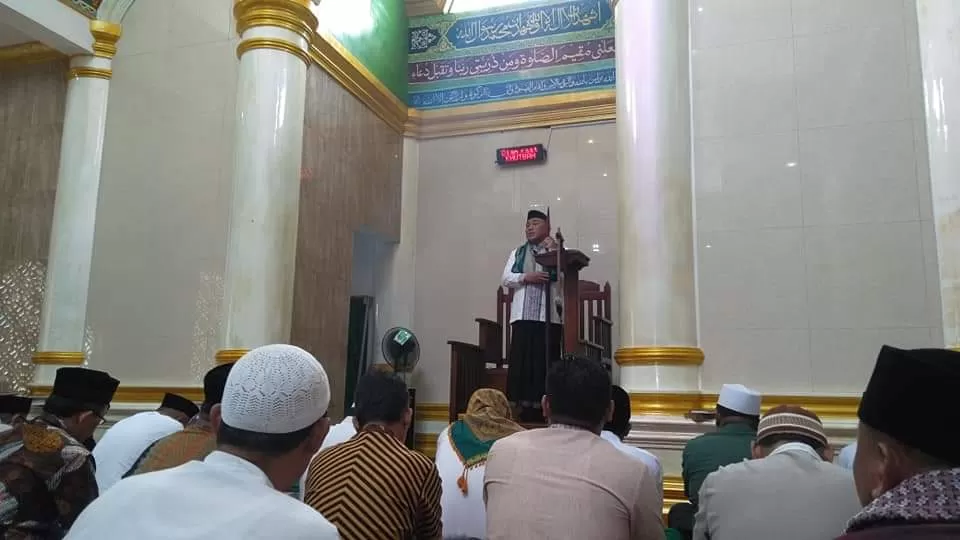 Main Ponsel Saat Khotbah Jumat Apa Hukumnya?