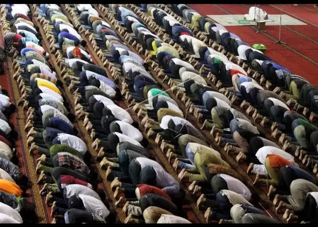 Aturan Prokes Covid-19 Dilonggarkan, MUI: Shaf Sholat Kembali Dirapatkan
