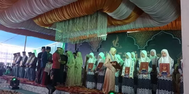 Bupati Lampung Timur Serahkan Syahadah Wisuda Santri Pesantren Assahil