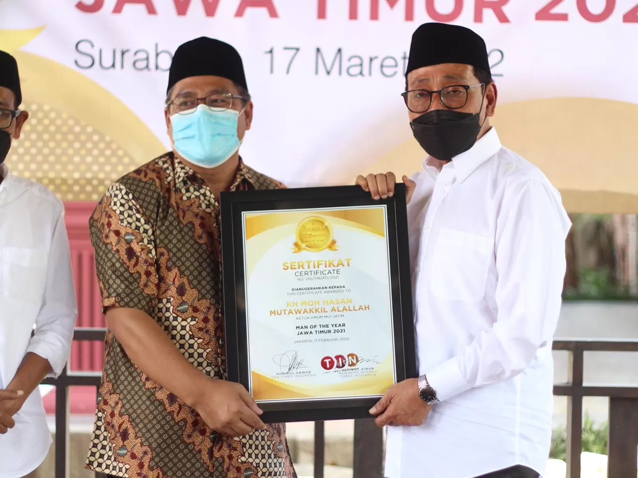 Ketua Umum MUI Jatim Terima Penghargaan Man of The Year