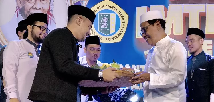 Usai Terima Anugerah dari TIMES Indonesia, Kiai Mutawakkil Dapat Surprise dari Ponpes Genggong