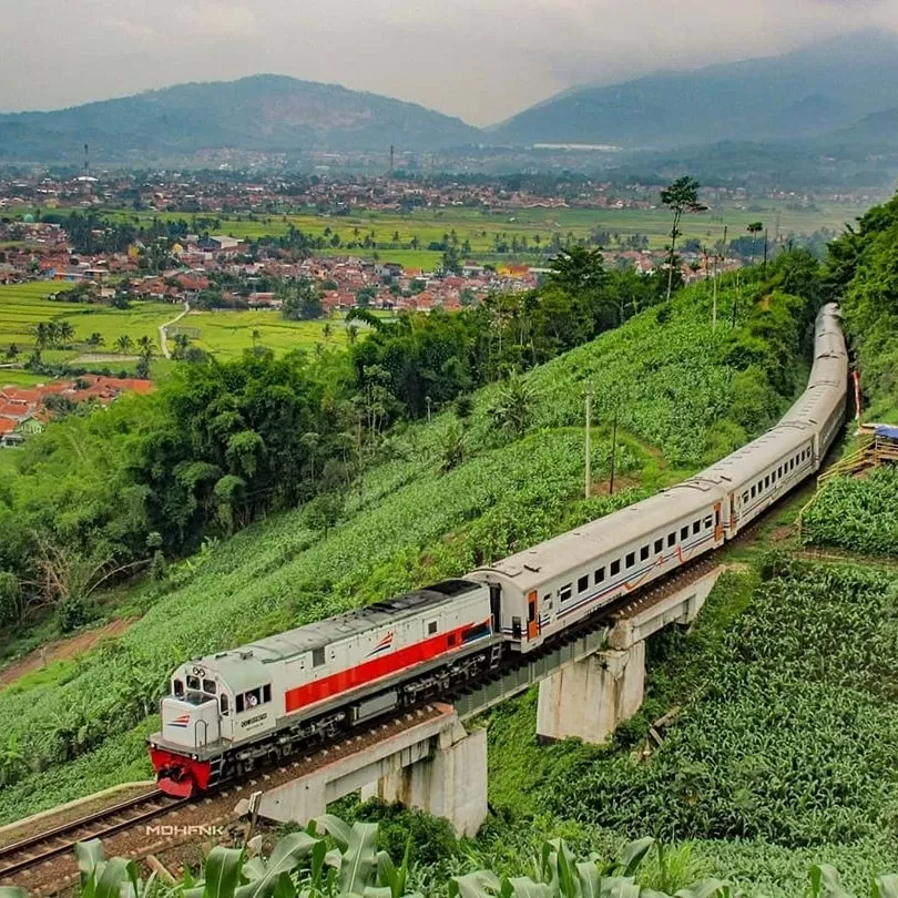 CEO Kereta Api Vs CEO Bus Patas