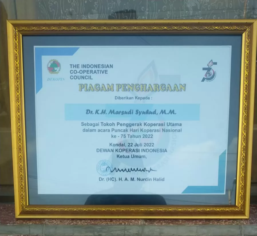 Dekopin Anugerahi KH Marsudi Syuhud sebagai Tokoh Penggerak Pembangunan Koperasi Utama