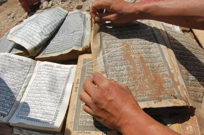 3 Cara Memperlakukan Mushaf Alquran yang Rusak