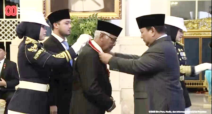 Presiden Prabowo Beri Penghargaan Bintang Mahaputera Pratama kepada Ketua Umum MUI