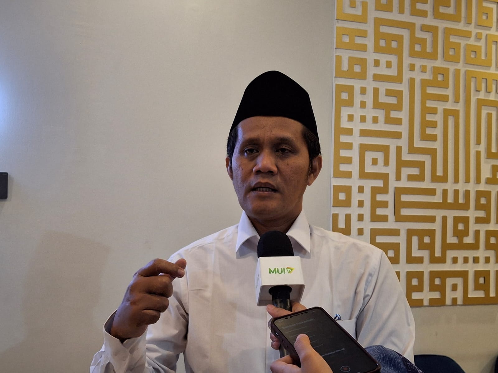 Tagar "Indonesia Gelap" dan "Kabur Aja Dulu", Wasekjen MUI: Ada Nuansa Keputusasaan, Harus Disikapi Bijak Tagar "Indonesia Gelap" dan "Kabur Aja Dulu", Wasekjen MUI: Ada Nuansa Keputusasaan, Harus Disikapi Bijak