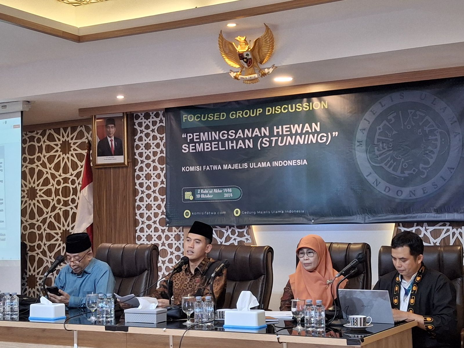 Pastikan Dipatuhinya Standar Halal, MUI Undang Ahli dan Praktisi untuk Evaluasi dan Perbaikan Model Penyembelihan dengan Pemingsanan Pastikan Dipatuhinya Standar Halal, MUI Undang Ahli dan Praktisi untuk Evaluasi dan Perbaikan Model Penyembelihan dengan Pemingsanan
